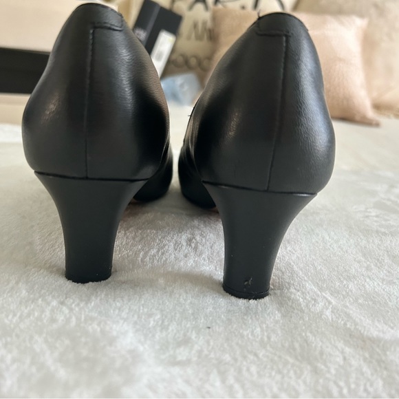 Clarks Collection low heel pointed toe black leather pump - Picture 3 of 5